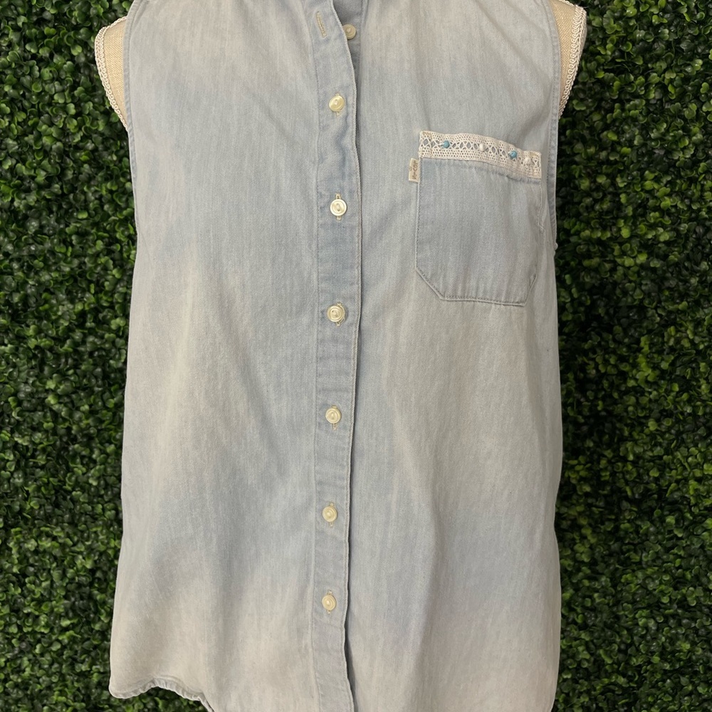 Levi’s Top - Picture 2 of 9
